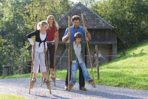 Familie auf Stelzen © Freilichtmuseum Ballenberg